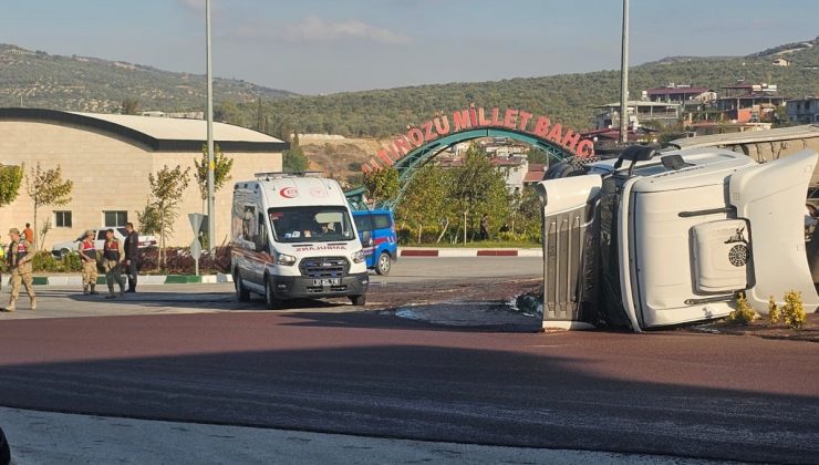 ALTINÖZÜ’NDE ZEYTİN POSASI YÜKLÜ TANKER DEVRİLDİ 