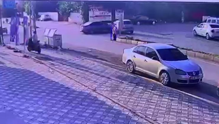 OTOMOBİLLERİN KAFA KAFAYA ÇARPIŞTIĞI KAZADA 2 KİŞİ YARALANDI, O ANLAR KAMERADA   