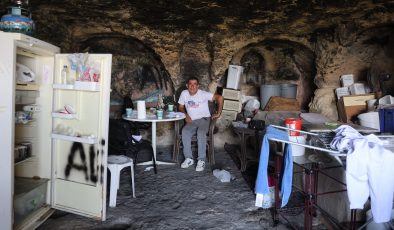 DEPREMDEN SONRA HUZURU MAĞARADA BULMUŞTU, ŞİMDİ ÇOK SEVDİĞİ MAĞARASINI BOŞALTACAK OLMANIN HÜZNÜNÜ YAŞIYOR  