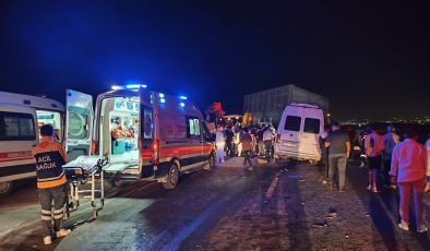 HATAY’DA YOLCU MİNİBÜSÜ TRAKTÖRE ÇARPTI: 15 YARALI   