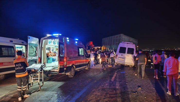 HATAY’DA YOLCU MİNİBÜSÜ TRAKTÖRE ÇARPTI: 15 YARALI   