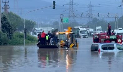 HATAY’DA DENİZDE HORTUM ÇIKTI, KARADA ETKİLİ OLAN YAĞIŞ SELE NEDEN OLDU   