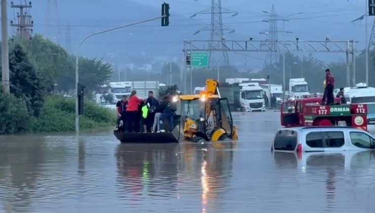 HATAY’DA DENİZDE HORTUM ÇIKTI, KARADA ETKİLİ OLAN YAĞIŞ SELE NEDEN OLDU   