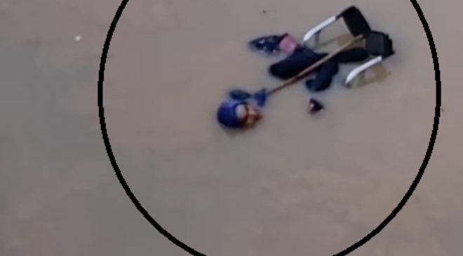 SUYLA DOLU ALT GEÇİTTE ÖLÜMLE BURUN BURUNA GELEN ENGELLİ YAŞLI KADINI İTFAİYE KURTARDI   