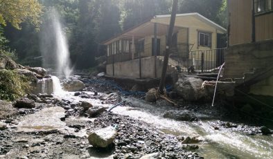 HATAY’DA ŞİDDETLİ YAĞIŞ HAYATI FELÇ ETTİ: YAYLALARDA YOL ÇÖKTÜ, EVLER ZARAR GÖRDÜ   