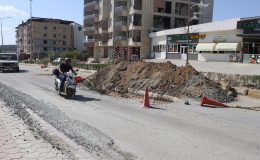 TOPRAK YIĞININA ÇARPAN MOTOSİKLETLİ METRELERCE SÜRÜKLENDİ, O ANLAR KAMERADA 