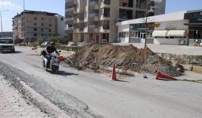 TOPRAK YIĞININA ÇARPAN MOTOSİKLETLİ METRELERCE SÜRÜKLENDİ, O ANLAR KAMERADA 
