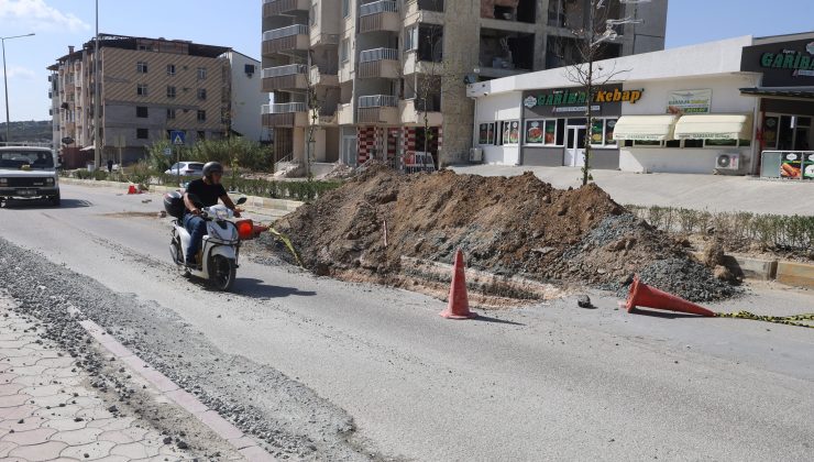 TOPRAK YIĞININA ÇARPAN MOTOSİKLETLİ METRELERCE SÜRÜKLENDİ, O ANLAR KAMERADA 