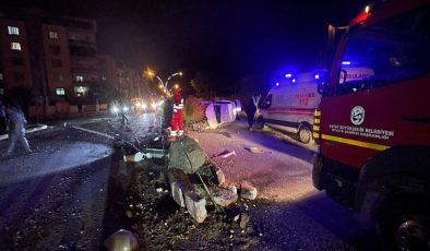 AYDINLATMA DİREĞİNE ÇARPAN OTOMOBİLİN TAKLA ATTIĞI ANLAR KAMERAYA YANSIDI 