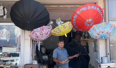 HATAY’DA ŞİDDETLİ YAĞIŞLAR ŞEMSİYE TAMİRCİSİNDE YOĞUNLUĞU ARTIRDI  