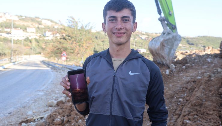 ŞİMŞEKLERİ GÖRÜNTÜLEMEK İSTERKEN, YAKIN NOKTAYA İSABET EDEN YILDIRIMLA DEPREM OLDU SANDI 