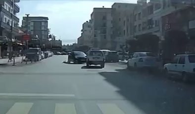 YOLA FIRLAYAN ÇOCUĞA ÇARPMAMAK İSTERKEN KARŞI YÖNDEN GELEN OTOMOBİLLE KAFA KAFAYA ÇARPIŞTI   