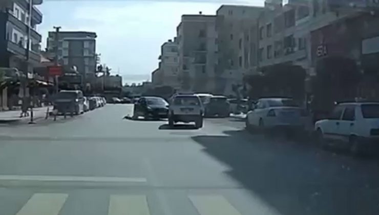 YOLA FIRLAYAN ÇOCUĞA ÇARPMAMAK İSTERKEN KARŞI YÖNDEN GELEN OTOMOBİLLE KAFA KAFAYA ÇARPIŞTI