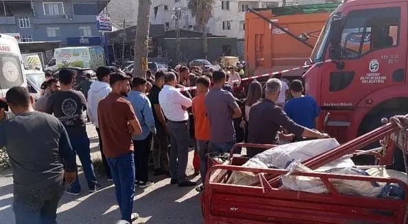 YOLUN KARŞISINA GEÇERKEN KAMYONUN ALTINDA EZİLEN 71 YAŞINDAKİ ADAM ÖLDÜ