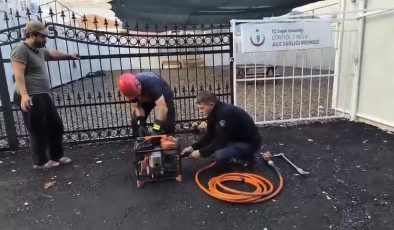 DEMİR KAPIYA SIKIŞAN YAVRU KÖPEĞİ İTFAİYE KURTARDI   