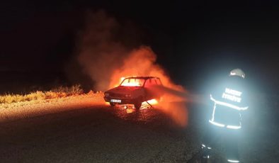 OTOMOBİL ALEVLERE TESLİM OLDU   