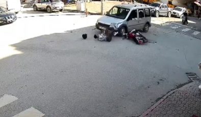 ARAÇLA ÇARPIŞAN MOTOSİKLETLİYİ KASKI HAYATA TUTUNDURDU, O ANLAR KAMERADA   