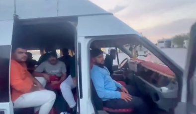 HATAY’DA MİNİBÜS DOLUSU GÖÇMEN YAKALANDI 