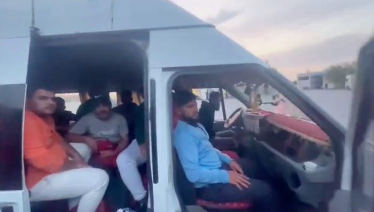 HATAY’DA MİNİBÜS DOLUSU GÖÇMEN YAKALANDI