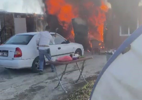 ALEVLERİN ARASINA DALAN OPERATÖR, KONTEYNERİ UÇURUMDAN YUVARLADI 