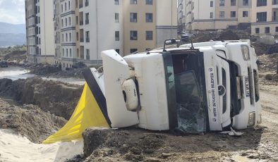 ANTAKYA’DA KUM YÜKLÜ KAMYON DEVRİLDİ   