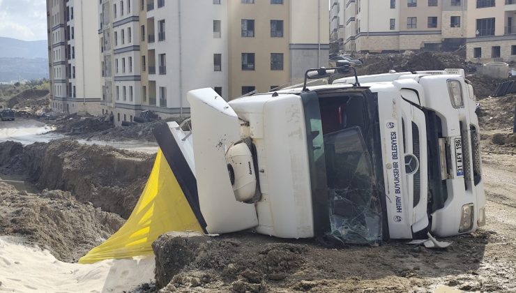 ANTAKYA’DA KUM YÜKLÜ KAMYON DEVRİLDİ   
