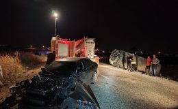 OTOMOBİLLE, MİNİBÜS ÇARPIŞTI: 3 YARALI   