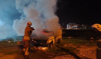 İSKENDERUN’DA PİKAP YANDI   