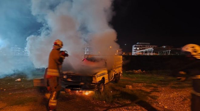 İSKENDERUN’DA PİKAP YANDI   