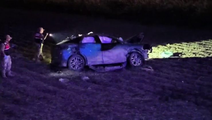 LASTİĞİ PATLAYAN OTOMOBİL TARLAYA UÇTU: 1 ÖLÜ, 2 YARALI