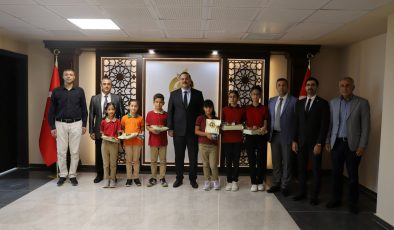 ALTINÖZÜ’NDE BAŞARILI ÖĞRENCİLER ÖDÜLLENDİRİLDİ