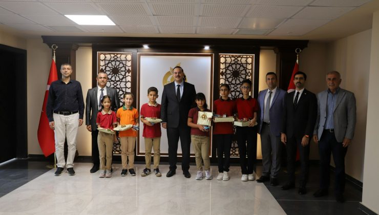 ALTINÖZÜ’NDE BAŞARILI ÖĞRENCİLER ÖDÜLLENDİRİLDİ