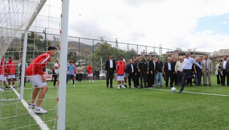 BAŞKAN ÖNTÜRK, TEKEBAŞI MAHALLESİ’NDEKİ HALI SAHAYI YERİNDE İNCELEDİ