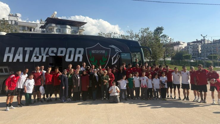 HATAYSPORLU FUTBOLCULAR TARAFTARLARLA KUCAKLAŞTI 