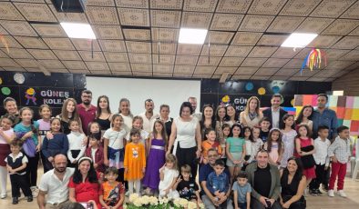 GENÇ TİYATROCULAR AYAKTA ALKIŞLANDI