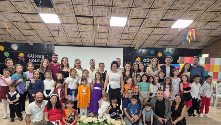 GENÇ TİYATROCULAR AYAKTA ALKIŞLANDI