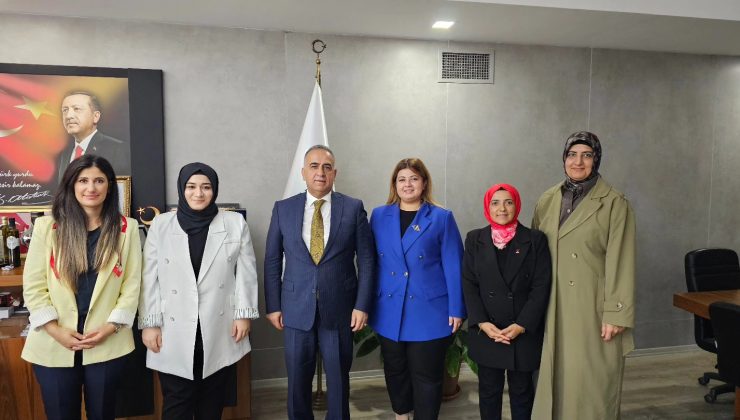 BAŞKAN SARI AK KADINLARI AĞIRLADI