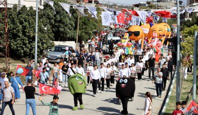 ALTINÖZÜ’NDE FESTİVAL KORTEJİ GÖRSEL ŞÖLENE DÖNÜŞTÜ