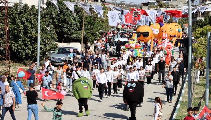ALTINÖZÜ’NDE FESTİVAL KORTEJİ GÖRSEL ŞÖLENE DÖNÜŞTÜ