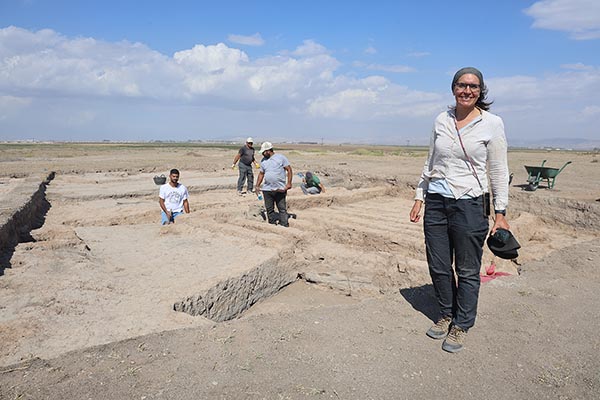 HATAY’DA 7 BİN 200 YIL ÖNCESİNE AİT 5 İNSAN AYAK İZİ KEŞFEDİLDİ 