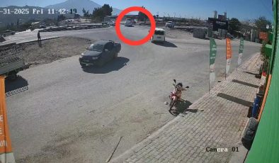 TİCARİ ARAÇ 2 MOTOSİKLETE ÇARPTI: 1 ÖLÜ, 5 YARALI 