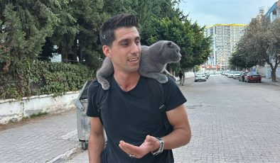 ‘DUMAN’ SAHİBİNİN OMZUNDA KENTİ TURLUYOR 