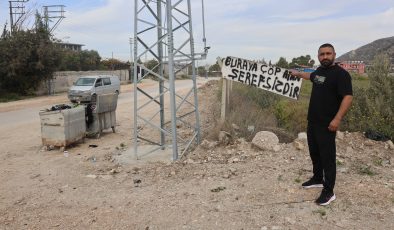 EVİNİN YANINDAKİ ARAZİYE ÇÖP ATANLARDAN BIKTI, ÇÖZÜMÜ “BURAYA ÇÖP ATAN ŞEREFSİZDİR” YAZISIYLA BULDU 