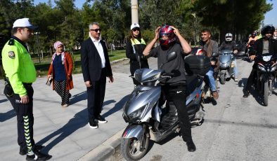 DÖRTYOL’DA POLİS EKİPLERİ, MOTOSİKLET SÜRÜCÜLERİNE KASK DAĞITTI   