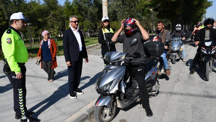 DÖRTYOL’DA POLİS EKİPLERİ, MOTOSİKLET SÜRÜCÜLERİNE KASK DAĞITTI   