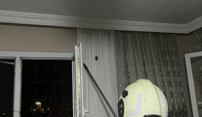 ARSUZ’DA EVE GİREN YARASAYI İTFAİYE YAKALADI   