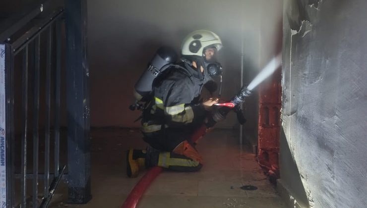 ANTAKYA’DA BİNANIN ÇATISI ALEVLERE TESLİM OLDU   
