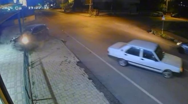 CİP İLE OTOMOBİL KAFA KAFAYA ÇARPIŞTI: 3 YARALI 