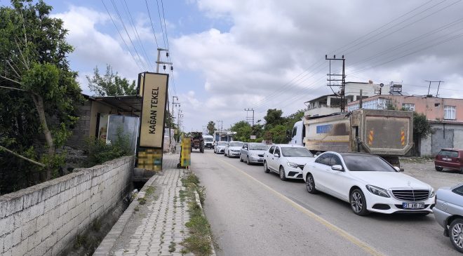 MOTOSİKLETİN, DÖNÜŞ YAPMAK İSTEYEN OTOMOBİLE OK GİBİ SAPLANDIĞI ANLAR KAMERAYA YANSIDI 
