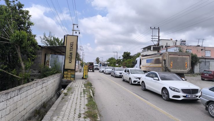 MOTOSİKLETİN, DÖNÜŞ YAPMAK İSTEYEN OTOMOBİLE OK GİBİ SAPLANDIĞI ANLAR KAMERAYA YANSIDI 